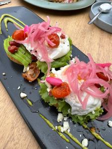 Jídlo v hotelu nebo okolí + 21 fotografií