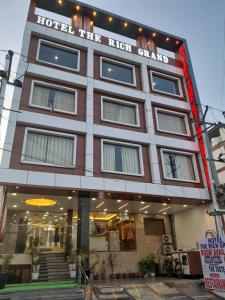 um hotel o grande é mostrado em HOTEL TASTE OF INDIA em Agra
