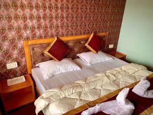 una camera da letto con un letto grande con due cuscini di Mentsel Merak Pangong Lake a Kakstet