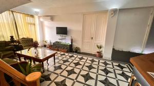 TV a/nebo společenská místnost v ubytování Elross Hotel