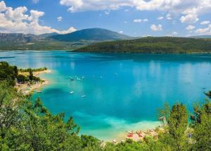 a view of a lake with boats in the water at Au p'tit soleil - Charmant T2 en Provence in Barjols