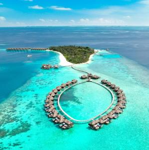 une île avec une piscine dans l'océan dans l'établissement Coco Bodu Hithi, à Atoll Malé Nord