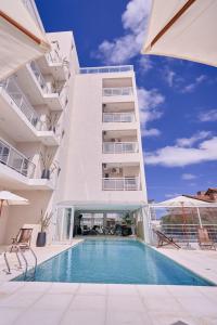 un edificio con piscina frente a un edificio en Terrazas de Ostende - Apartamentos en Ostende