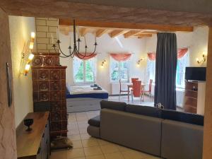 ein Wohnzimmer mit Sofa und ein Schlafzimmer in der Unterkunft Ferienwohnung Habicht Villa-Pälitzsee in Großzerlang