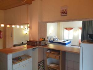 eine Küche mit einer Arbeitsplatte und einem Waschbecken in der Unterkunft Ferienwohnung Habicht Villa-Pälitzsee in Großzerlang