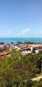 聖克魯斯－卡布拉利亞的住宿－Morada do mar，一座有建筑和海洋背景的城镇