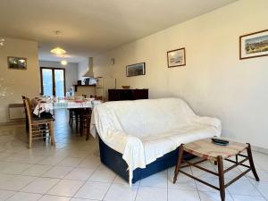 濱海阿熱萊斯的住宿－Maison Argelès-sur-Mer, 3 pièces, 6 personnes - FR-1-225-14，一间带一张床的客厅和一间带桌子的厨房