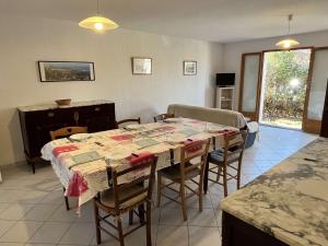een eetkamer met een tafel met stoelen en een tafel bij Maison Argelès-sur-Mer, 3 pièces, 6 personnes - FR-1-225-14 in Argelès-sur-Mer