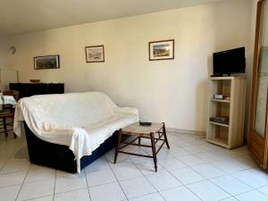 een kamer met een bed, een tafel en een tv bij Maison Argelès-sur-Mer, 3 pièces, 6 personnes - FR-1-225-14 in Argelès-sur-Mer