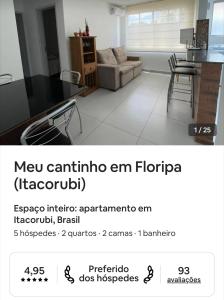 sala de estar con mesa y sofá en Meu cantinho em Floripa!, en Florianópolis