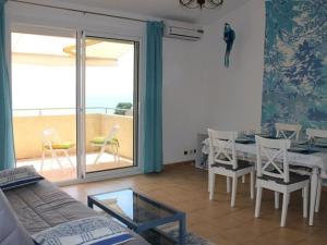 uma sala de estar com uma mesa e vista para o oceano em Appartement Ajaccio, 3 pièces, 6 personnes - FR-1-61-564 em Ajaccio