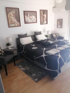 Schlafzimmer mit einem Bett und Bildern an der Wand in der Unterkunft Amazing Sea Place in Limassol
