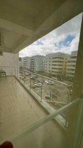 vistas a un aparcamiento desde un edificio en Apartament Summerland Mamaia Nord, en Mamaia