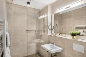 uma casa de banho com um lavatório e um espelho em Monastery Boutique Hotel Budapest em Budapeste