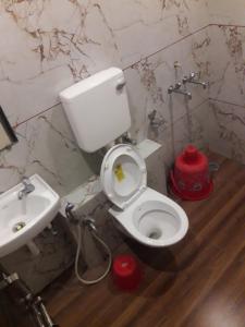 Koupelna v ubytování HOTEL SAI MEERA PALACE