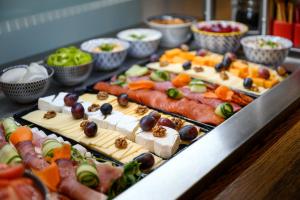 un buffet avec de nombreux types de nourriture différents dans l'établissement Monastery Boutique Hotel Budapest, à Budapest