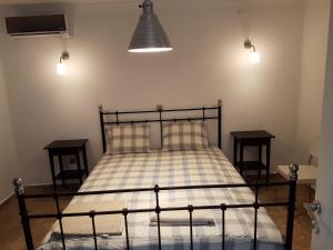 een slaapkamer met een bed met 2 tafels en 2 verlichting bij Villa Hekim in Bodrum City