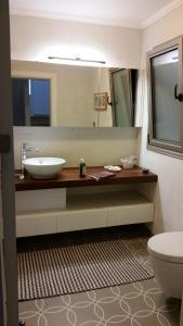 een badkamer met een wastafel en een spiegel bij Villa Hekim in Bodrum City