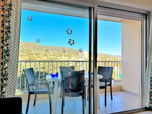 Zdjęcie z galerii obiektu Appartement 2 pièces avec piscine, tennis, pétanque et parking à 2 pas de la plage - Le Lavandou - FR-1-251-457 w mieście Le Lavandou