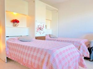 Zdjęcie z galerii obiektu Appartement 2 pièces avec piscine, tennis, pétanque et parking à 2 pas de la plage - Le Lavandou - FR-1-251-457 w mieście Le Lavandou