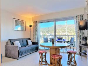 Zdjęcie z galerii obiektu Appartement 2 pièces avec piscine, tennis, pétanque et parking à 2 pas de la plage - Le Lavandou - FR-1-251-457 w mieście Le Lavandou
