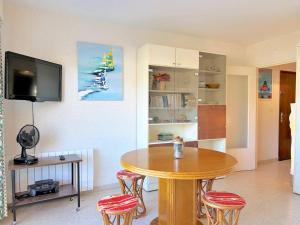 Zdjęcie z galerii obiektu Appartement 2 pièces avec piscine, tennis, pétanque et parking à 2 pas de la plage - Le Lavandou - FR-1-251-457 w mieście Le Lavandou