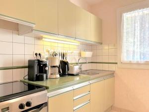 Zdjęcie z galerii obiektu Appartement 2 pièces avec piscine, tennis, pétanque et parking à 2 pas de la plage - Le Lavandou - FR-1-251-457 w mieście Le Lavandou