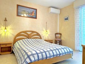 Zdjęcie z galerii obiektu Appartement 2 pièces avec piscine, tennis, pétanque et parking à 2 pas de la plage - Le Lavandou - FR-1-251-457 w mieście Le Lavandou