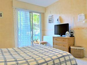 Zdjęcie z galerii obiektu Appartement 2 pièces avec piscine, tennis, pétanque et parking à 2 pas de la plage - Le Lavandou - FR-1-251-457 w mieście Le Lavandou