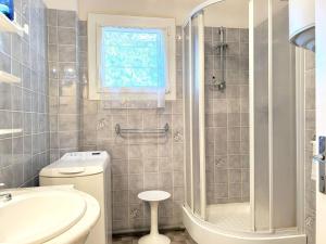 Zdjęcie z galerii obiektu Appartement 2 pièces avec piscine, tennis, pétanque et parking à 2 pas de la plage - Le Lavandou - FR-1-251-457 w mieście Le Lavandou