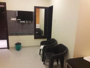 TV a/nebo společenská místnost v ubytování HOTEL SAI MEERA PALACE