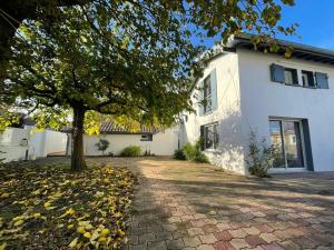 drzewo przed białym domem w obiekcie Villa spacieuse avec jacuzzi, à 200m de la plage à Capbreton - FR-1-413-209 w mieście Capbreton