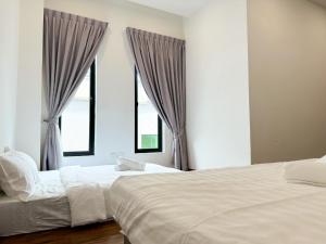 En eller flere senge i et værelse på Seri Kembangan Equine Villa with Pool by Iconique