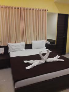 Postel nebo postele na pokoji v ubytování HOTEL SAI MEERA PALACE