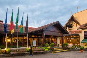 um grupo de bandeiras em frente a um edifício em Wish Serrano Resort em Gramado