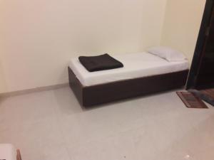 Postel nebo postele na pokoji v ubytování HOTEL SAI MEERA PALACE