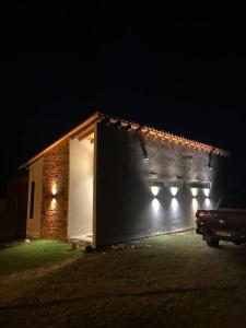 un bâtiment avec une porte et des lumières allumées la nuit dans l'établissement Hermosa Casa en San Bernardino, à San Bernardino