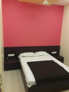 Postel nebo postele na pokoji v ubytování HOTEL SAI MEERA PALACE