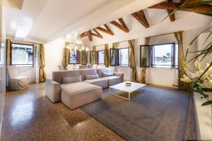 ein Wohnzimmer mit einem Sofa und einem Tisch in der Unterkunft San Teodoro Palace - Luxury Apartments in Venedig