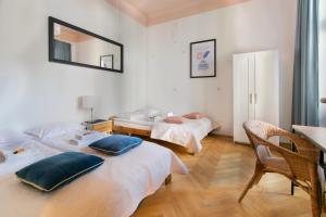 Ένα ή περισσότερα κρεβάτια σε δωμάτιο στο Huge apartments Smoleńsk street