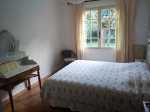 um quarto com uma cama, uma cómoda e uma janela em Villa de 3 chambres avec piscine privee jardin clos et wifi a Althen des Paluds em Althen-des-Paluds