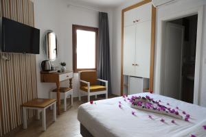 um quarto de hotel com uma cama com flores em Eden Hotel em Bodrum City