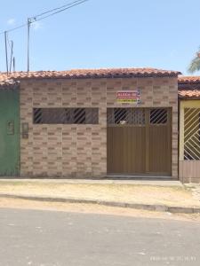 un edificio con dos puertas de garaje y un cartel en él en CASA DE TEMPORADA, en Barreirinhas