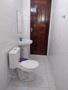 y baño con aseo y lavamanos. en CASA DE TEMPORADA, en Barreirinhas