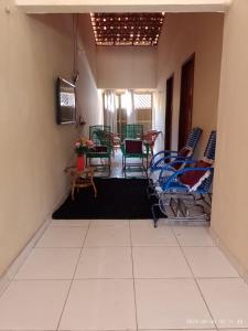 sala de estar con sillas y mesa en CASA DE TEMPORADA, en Barreirinhas