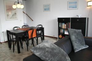- un salon avec une table et un canapé dans l'établissement Lamsoor 2A*, à Nieuwvliet