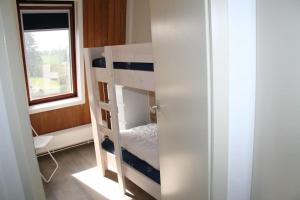 Ce lit superposé se trouve dans un dortoir doté d'une fenêtre. dans l'établissement Lamsoor 2A*, à Nieuwvliet