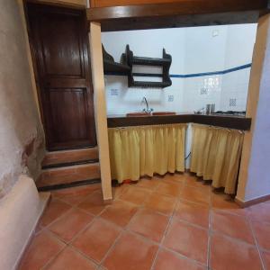 uma cozinha com um lavatório e um balcão com cortinas em Agroturismo Son Torrat Apartment Es Forn em Petra