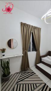 Cette chambre dispose d'une fenêtre et d'un tapis. dans l'établissement Sakura Thirty Guest House , Homestay Seri Iskandar, à Seri Iskandar
