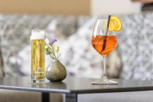 a bottle of beer and a glass with an orange slice at Der Rindererhof in Tux